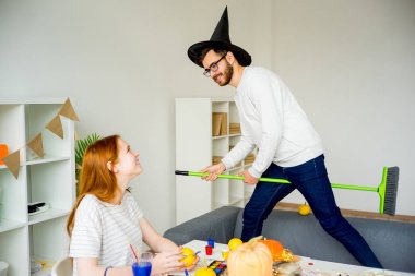 Cadılar Bayramı'nda eğleniyor Çift