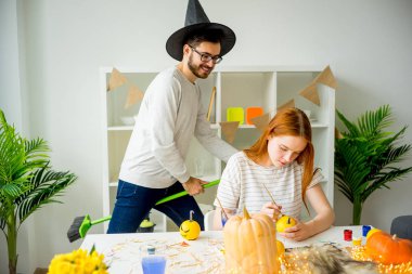 Cadılar Bayramı'nda eğleniyor Çift