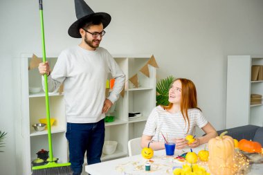 Cadılar Bayramı'nda eğleniyor Çift