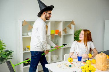 Cadılar Bayramı'nda eğleniyor Çift