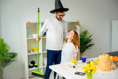 Cadılar Bayramı'nda eğleniyor Çift