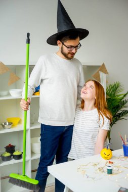 Cadılar Bayramı'nda eğleniyor Çift