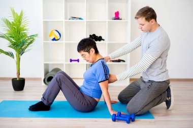 Üst düzey bir hasta yardım fizyoterapist