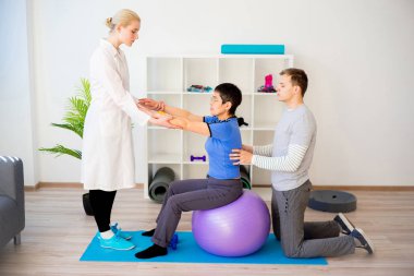 Hastayla çalışan fizyoterapist.