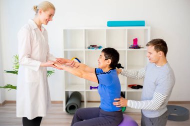 Hastayla çalışan fizyoterapist.