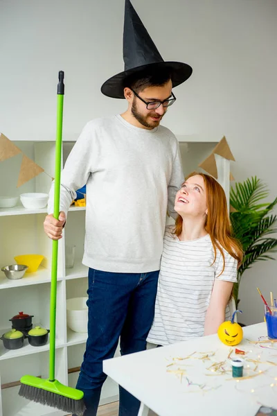 Cadılar Bayramı'nda eğleniyor Çift