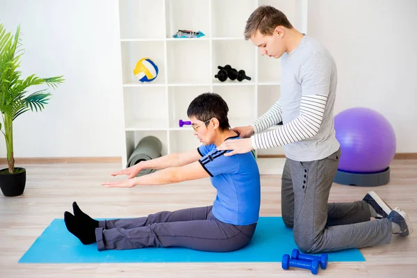 Physiotherapist helping a senior patient — Stock Photo, Image