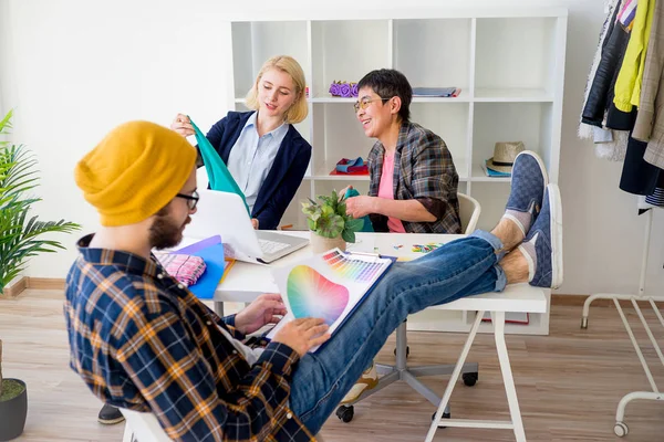 Diseñadores de moda trabajando — Foto de Stock