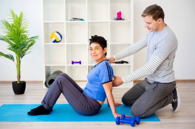 Üst düzey bir hasta yardım fizyoterapist