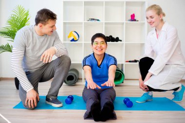 Üst düzey bir hasta yardım fizyoterapist