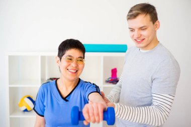 Hastayla çalışan fizyoterapist.