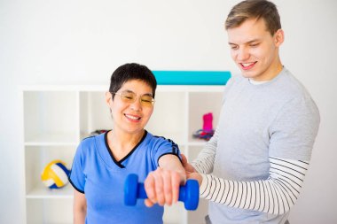 Hastayla çalışan fizyoterapist.