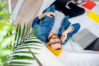 Bir telefonda konuşurken mimar