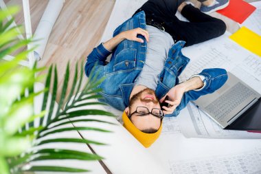 Bir telefonda konuşurken mimar