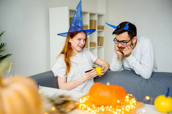 Pareja preparándose para Halloween —  Fotos de Stock