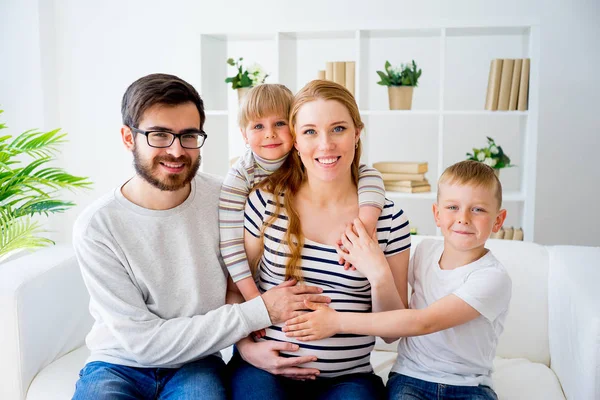 Familia con la madre embarazada — Foto de Stock