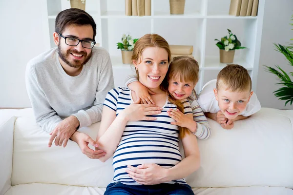 Familie mit schwangerer Mutter — Stockfoto