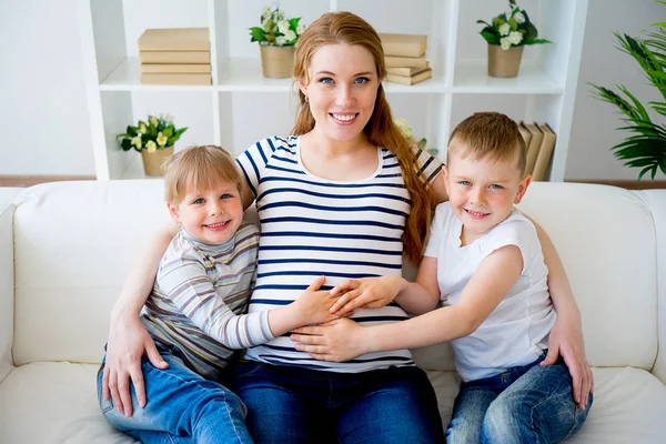 Familia con la madre embarazada — Foto de Stock