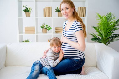 Kız kardeş bekliyor