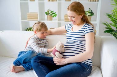 Kız kardeş bekliyor