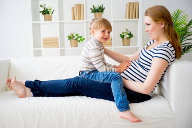 Kız kardeş bekliyor