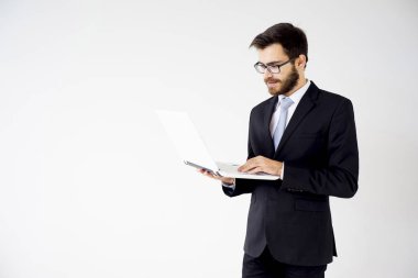 Dizüstü bilgisayarı olan iş adamı