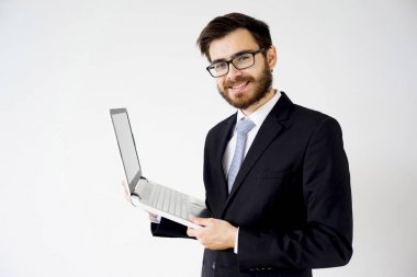 Dizüstü bilgisayarı olan iş adamı