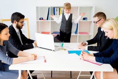 Küçük çocuk patrondur