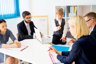 Küçük çocuk patrondur