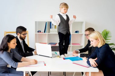 Küçük çocuk patrondur