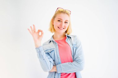 Şık kız gösteren Ok işareti