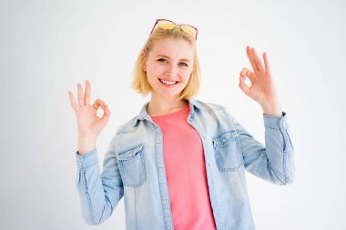 Şık kız gösteren Ok işareti