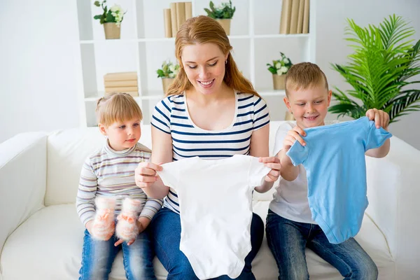 Familia con la madre embarazada — Foto de Stock