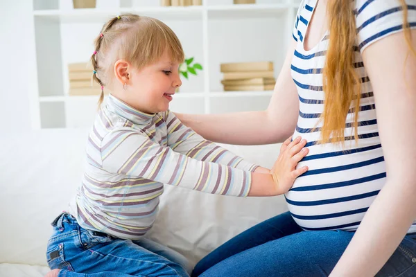 Kız kardeş bekliyor