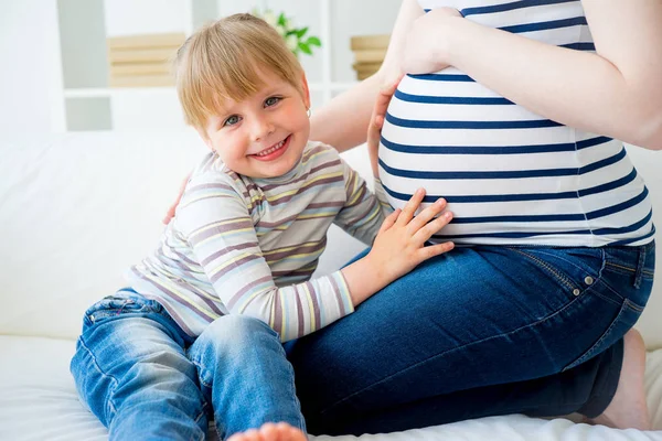 Mädchen erwartet eine Schwester — Stockfoto