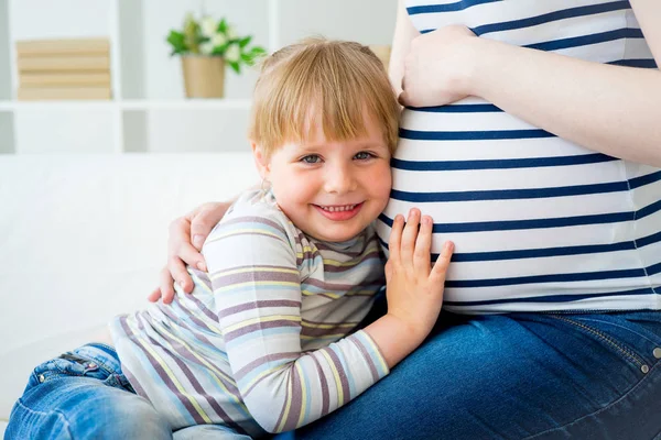 Kız kardeş bekliyor