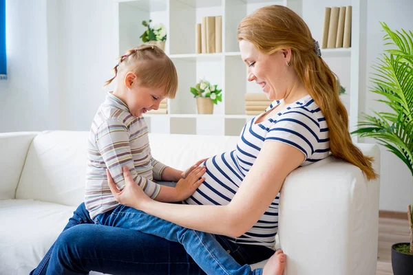 Kız kardeş bekliyor