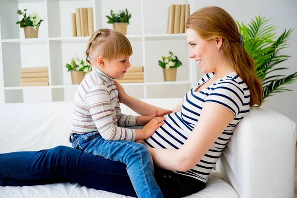 Kız kardeş bekliyor