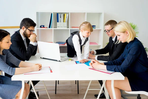 Küçük çocuk patrondur