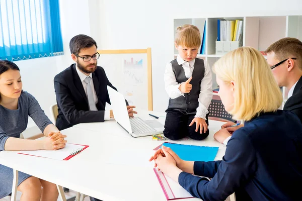 Küçük çocuk patrondur