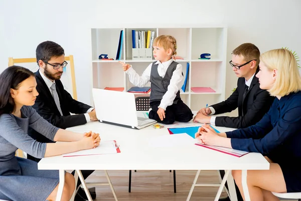 Küçük çocuk patrondur