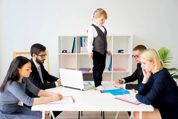 Küçük çocuk patrondur