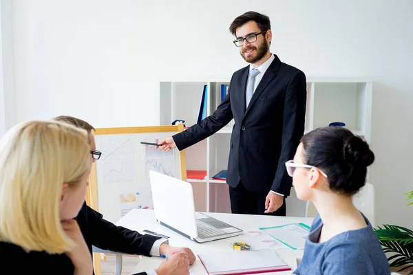 Geschäftspräsentation in Arbeit — Stockfoto