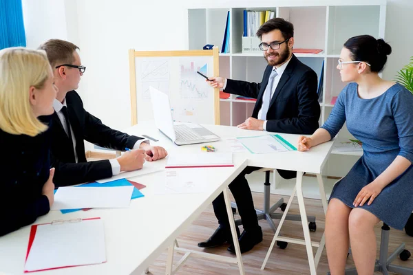 Geschäftspräsentation in Arbeit — Stockfoto