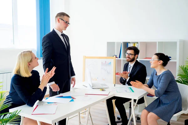 Geschäftspräsentation in Arbeit — Stockfoto