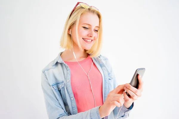 Chica con estilo escuchando música —  Fotos de Stock