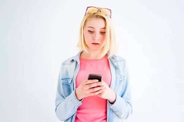 Chica con estilo usando el teléfono —  Fotos de Stock