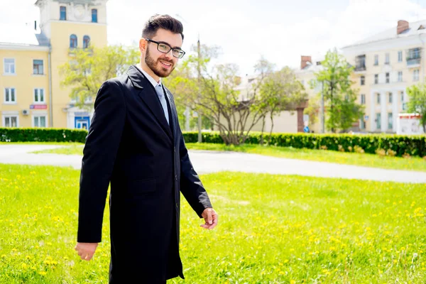 Bir sokakta başarılı iş adamı