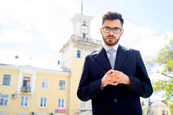 Hombre de negocios exitoso en una calle — Foto de Stock