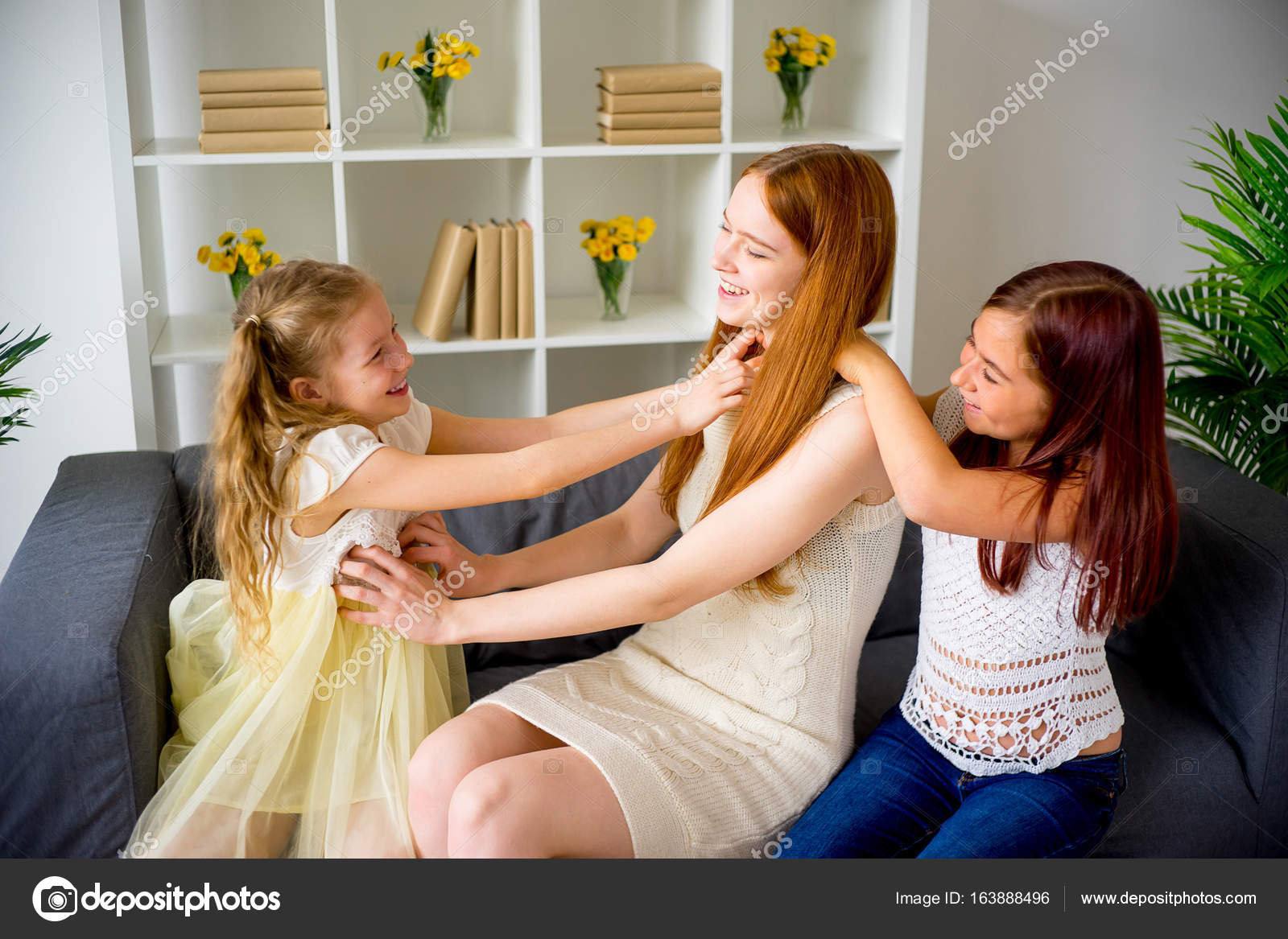 Мама ублажает дочкой. Две сестры щекочутся. Мама с дочкой щекотят. Щекотка мамы с дочкой. Щекотка пяток мамы и Дочки.